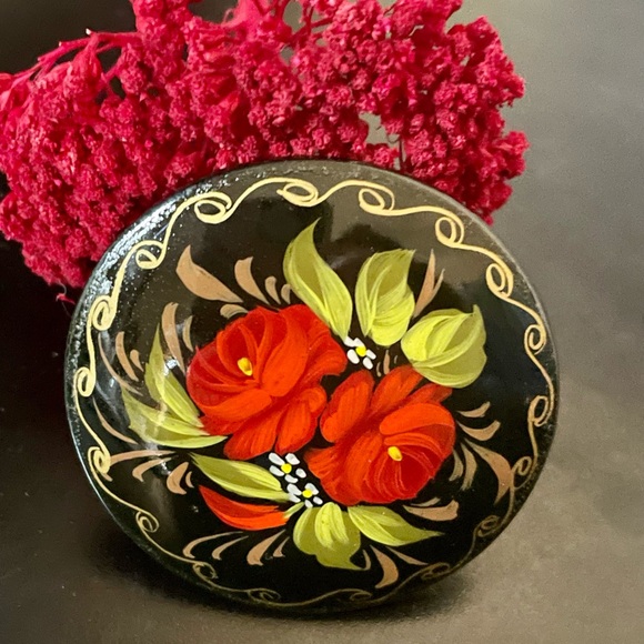 Russian Artisan Hand Painted Brooch - Picture 2 of 7